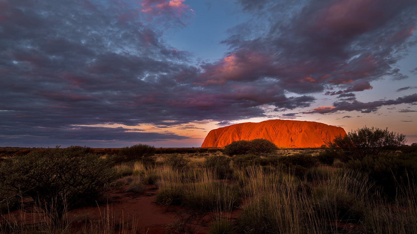 Uluru in Uluṟu–Kata Tjuṯa National Park, Australia (© Lachlan Fennen/500px)(Bing Canada)