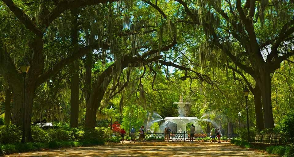 Forsyth Park Fountain in Savannah, Georgia, U.S.A. (© Russell Kord/Aurora Photos) &copy; (Bing Canada)