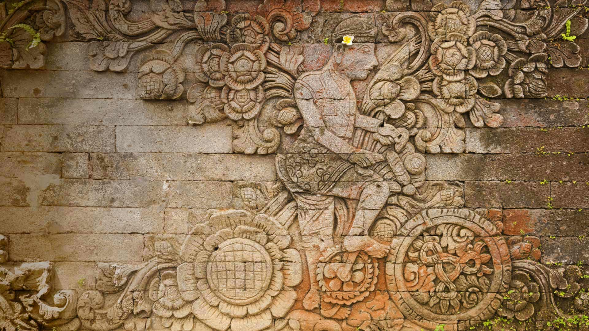 A carving of artist W.O.J. Nieuwenkamp in the Pura Meduwe Karang temple in Bali, Indonesia (© John Elk III/Getty Images)(Bing Canada)