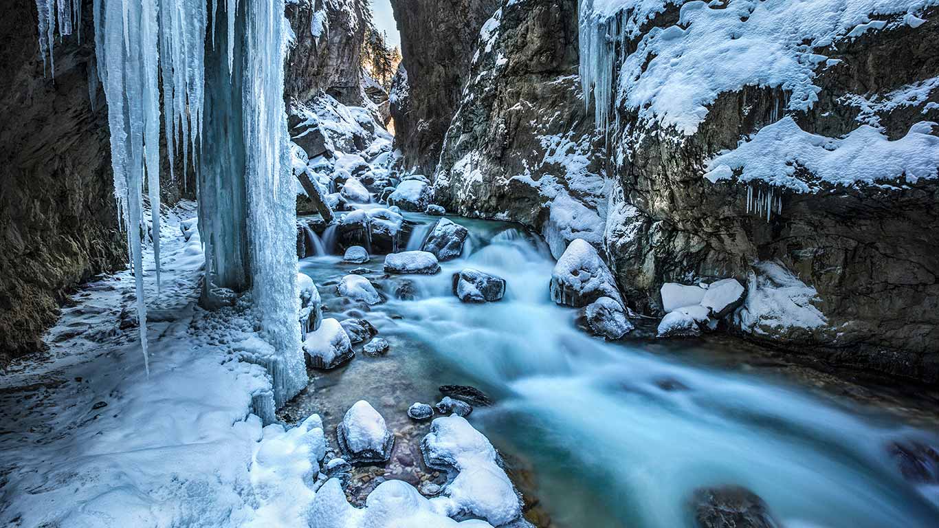 Partnachklamm im Winter, Garmisch-Partenkirchen, Bayern, Deutschland (© lightpix/iStock/Getty Images Plus)(Bing Deutschland)