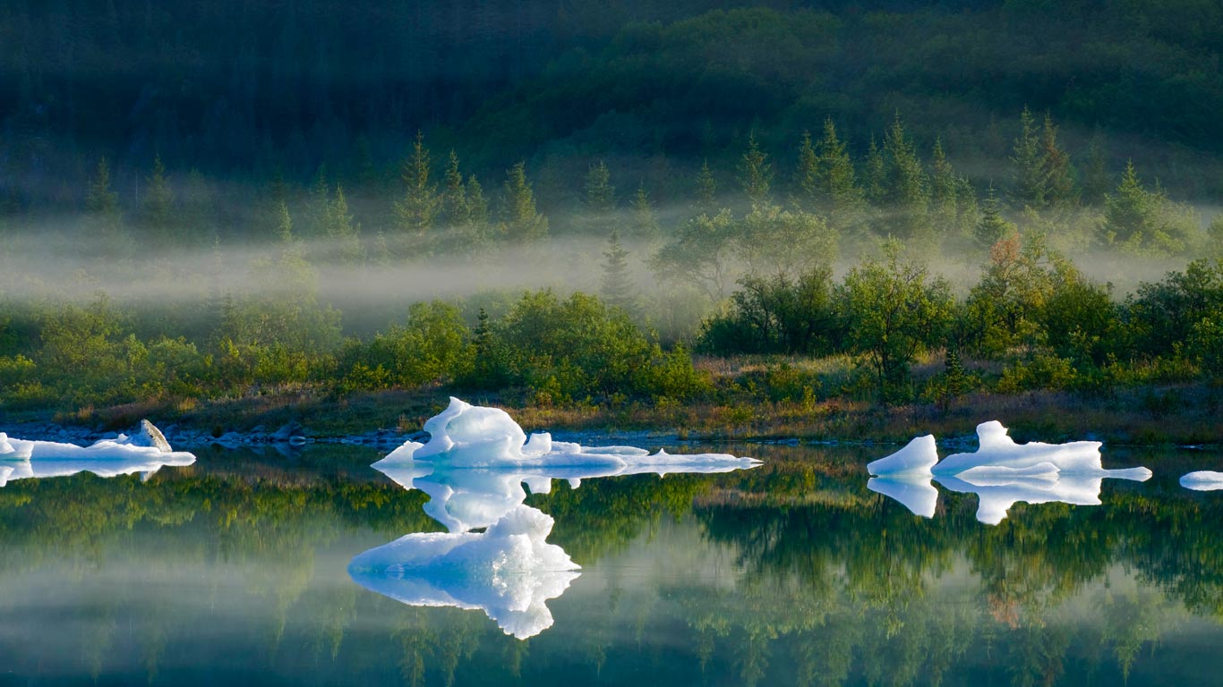 Bear Glacier Lake in Kenai Fjords National Park, Alaska (© Michael DeYoung/age fotostock)(Bing United Kingdom)