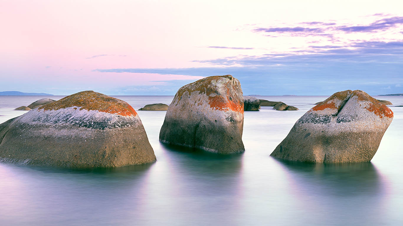 Granite rocks off Flinders Island, Tasmania, Australia (© Aurora Photos/Masterfile)(Bing United Kingdom)