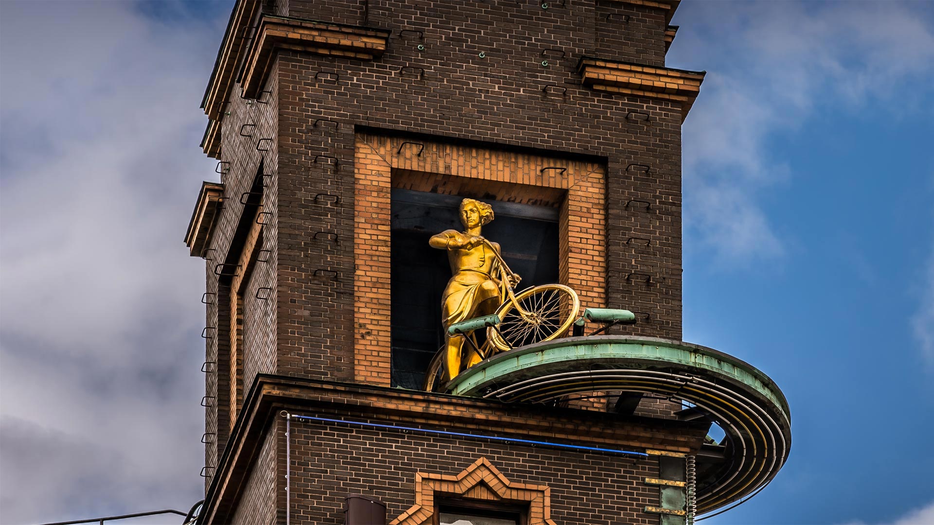 Vejrpigerne (Wettermädchen), Statue auf dem Dach des Richshuset, Rådhusplads, Kopenhagen, Dänemark (© Stig Alenas/Shutterstock)(Bing Deutschland)