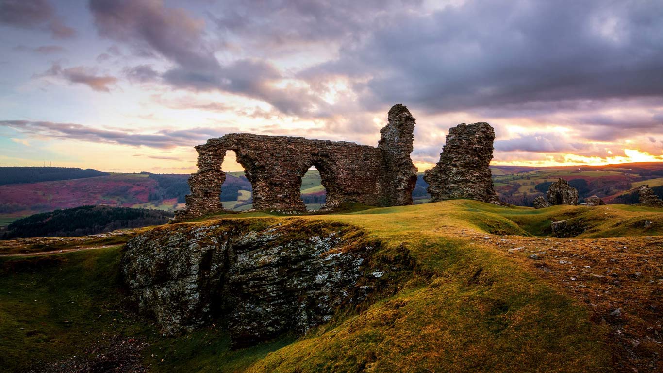 Castell Dinas Brân, Llangollen, Wales (© joe daniel price/Getty Images)(Bing United Kingdom)