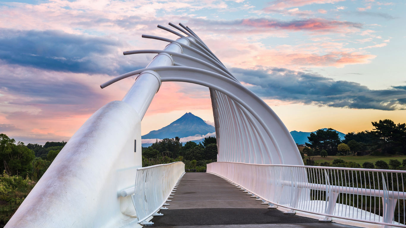 Te Rewa Rewa Bridge near New Plymouth, New Zealand (© Matthew Williams-Ellis/Aurora Photos)(Bing United Kingdom)
