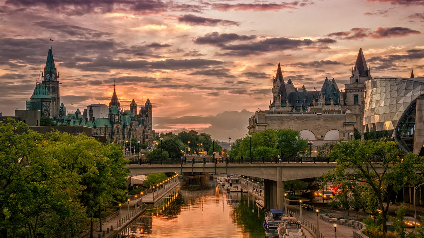 Rideau Canal at sunset with Chateau Laurier in the background, Ottawa (© ChristopheLedent/Getty Images)(Bing Canada)