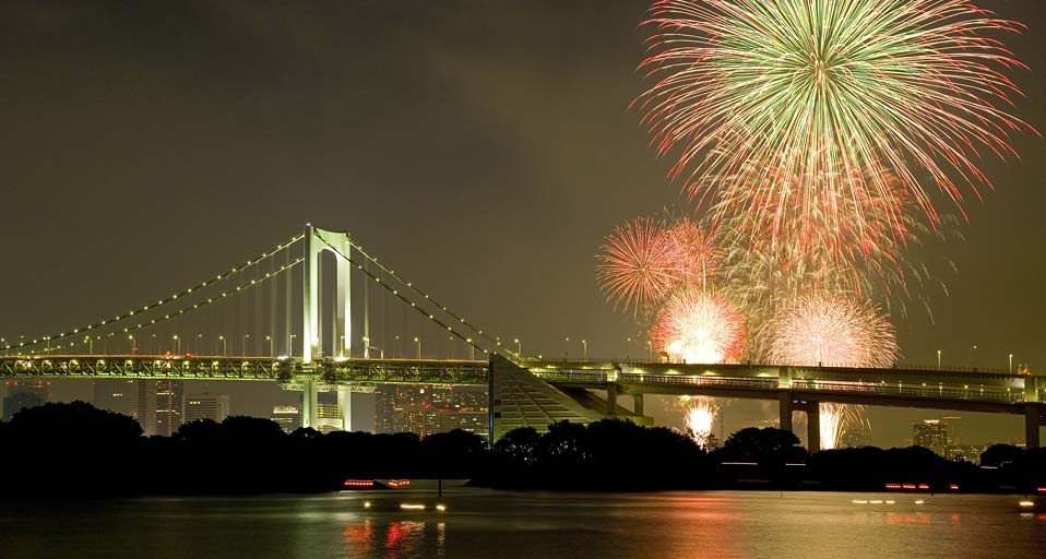 ｢東京湾大華火祭｣東京, お台場 -- Japan Travel Bureau/Photolibrary &copy; (Bing Japan)