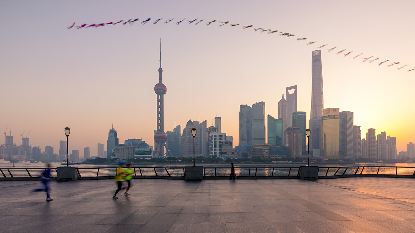 【今日秋分】清晨以风筝为伴晨跑中的人，中国上海 (© Kiszon Pascal/Getty Images)(Bing China)