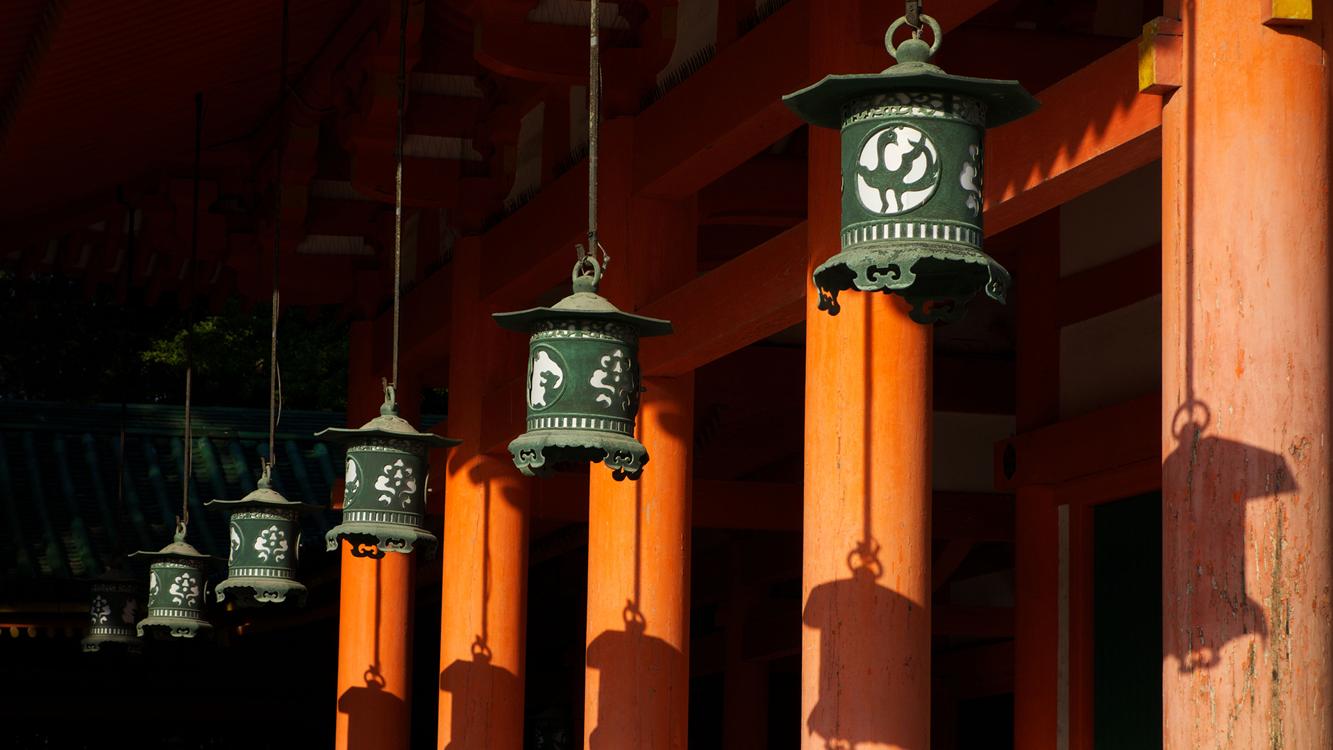 平安神宮の灯篭, 京都 (© Peter Elvin/Alamy Stock Photo)(Bing Japan)