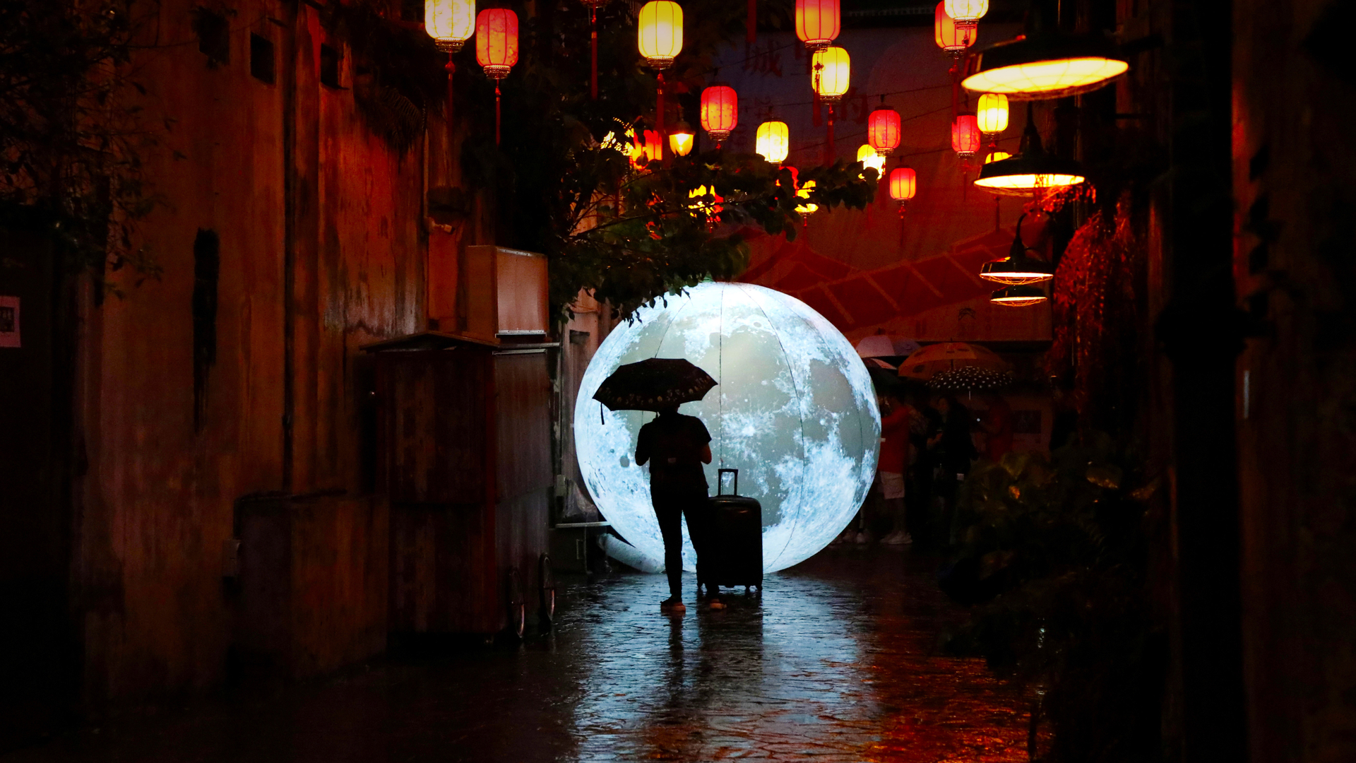 Mond-Installation während der Feierlichkeiten zum Mondfest in Kuala Lumpur, Malaysia (© Lim Huey Teng/Reuters)(Bing Deutschland)