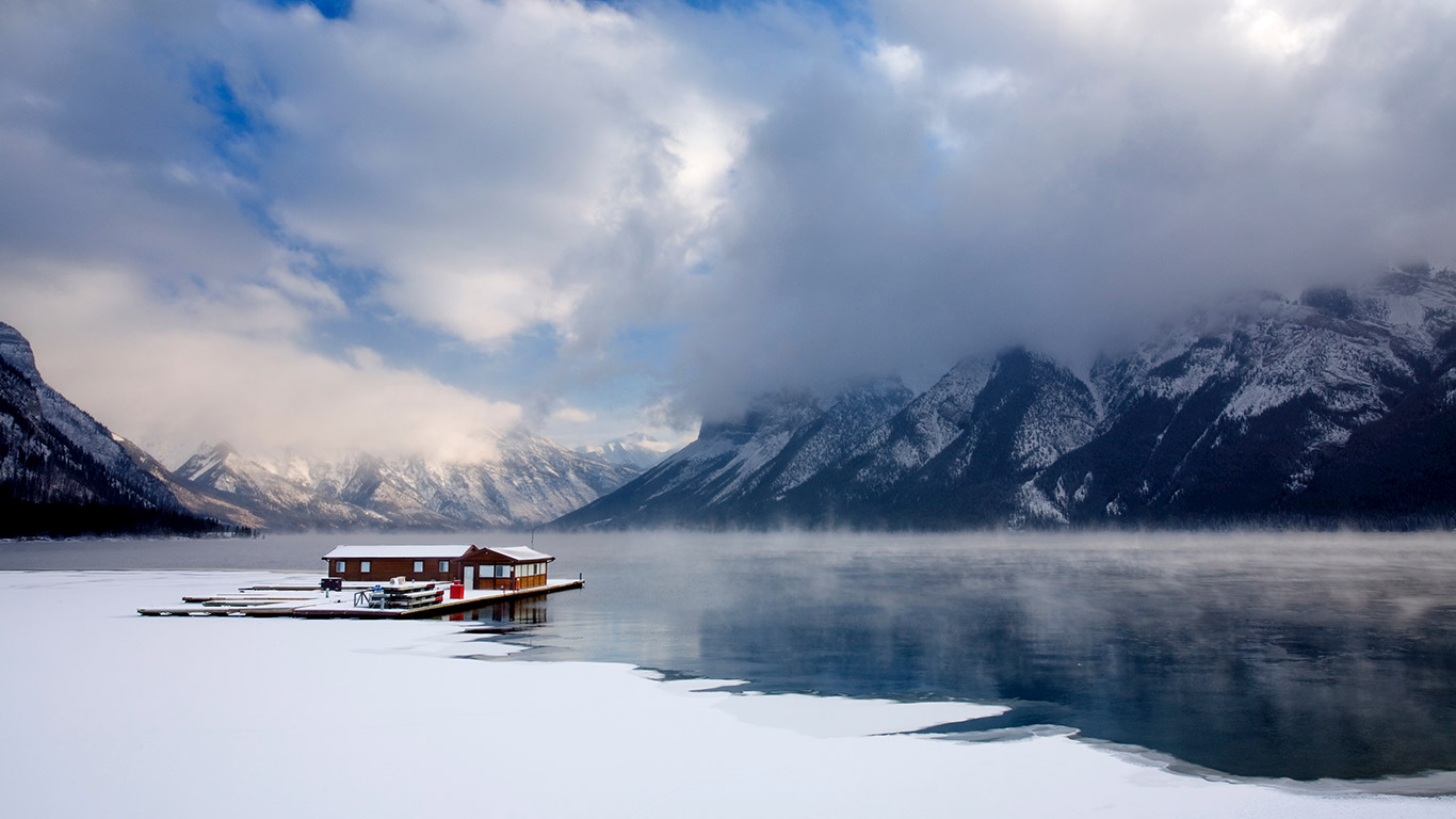 Boathouse on Lake Minnewanka in Banff National Park, Alberta (© Wayne Simpson/All Canada Photos/Superstock)(Bing Canada)