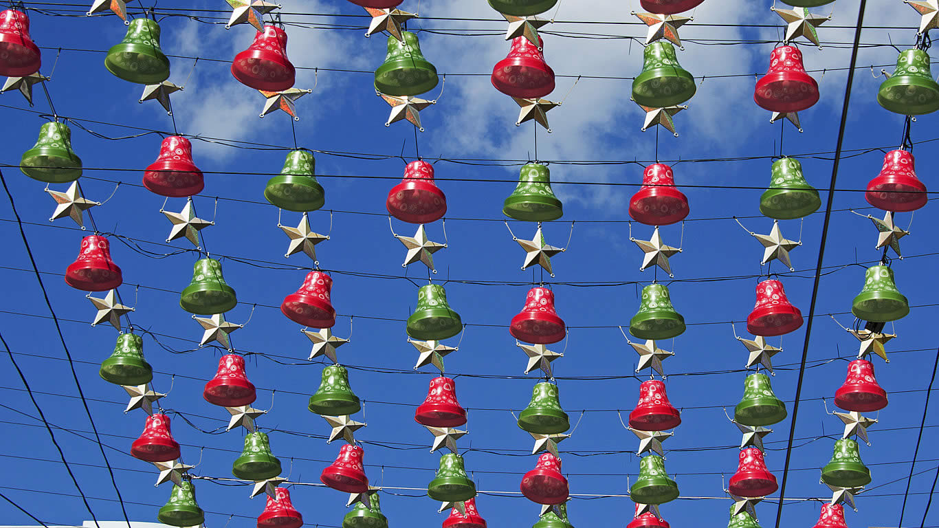 Christmas decorations in Melbourne, Australia (© Krzysztof Dydynski/Getty Images)(Bing Australia)
