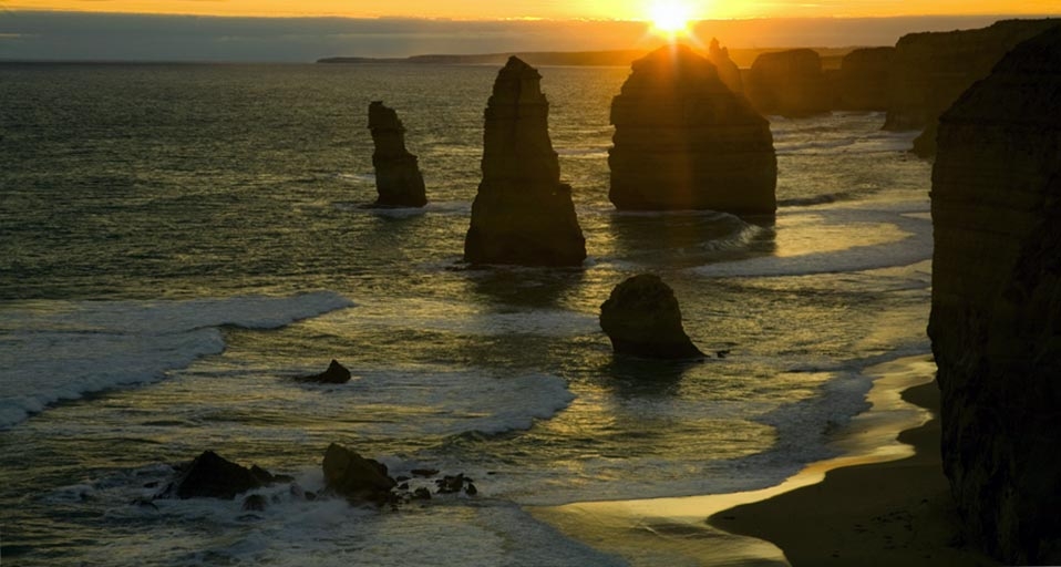 Twelve Apostles, Port Campbell, Victoria, Australia -- John Doornkamp/age fotostock &copy; (Bing Canada)