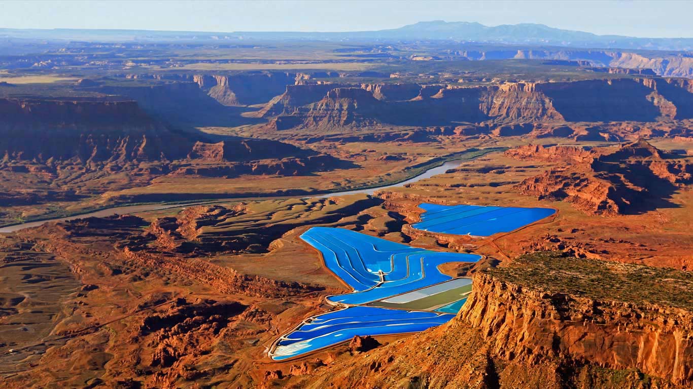 Potash evaporation ponds in the desert near Moab, Utah (© Jassen Todorov/Solent News/REX/Shutterstock)(Bing Canada)