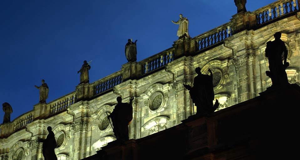 Steinstatuen auf den Balustraden der Dresdner Kathedrale – Atlantide Phototravel/Corbis &copy; (Bing Germany)