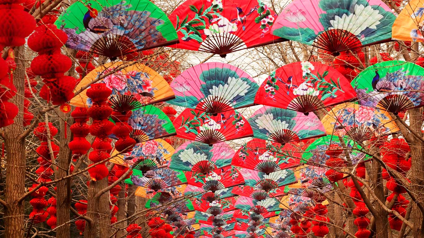 北京天坛春节期间，纸扇与红灯笼 (© Wiliam Perry/Alamy)(Bing China)