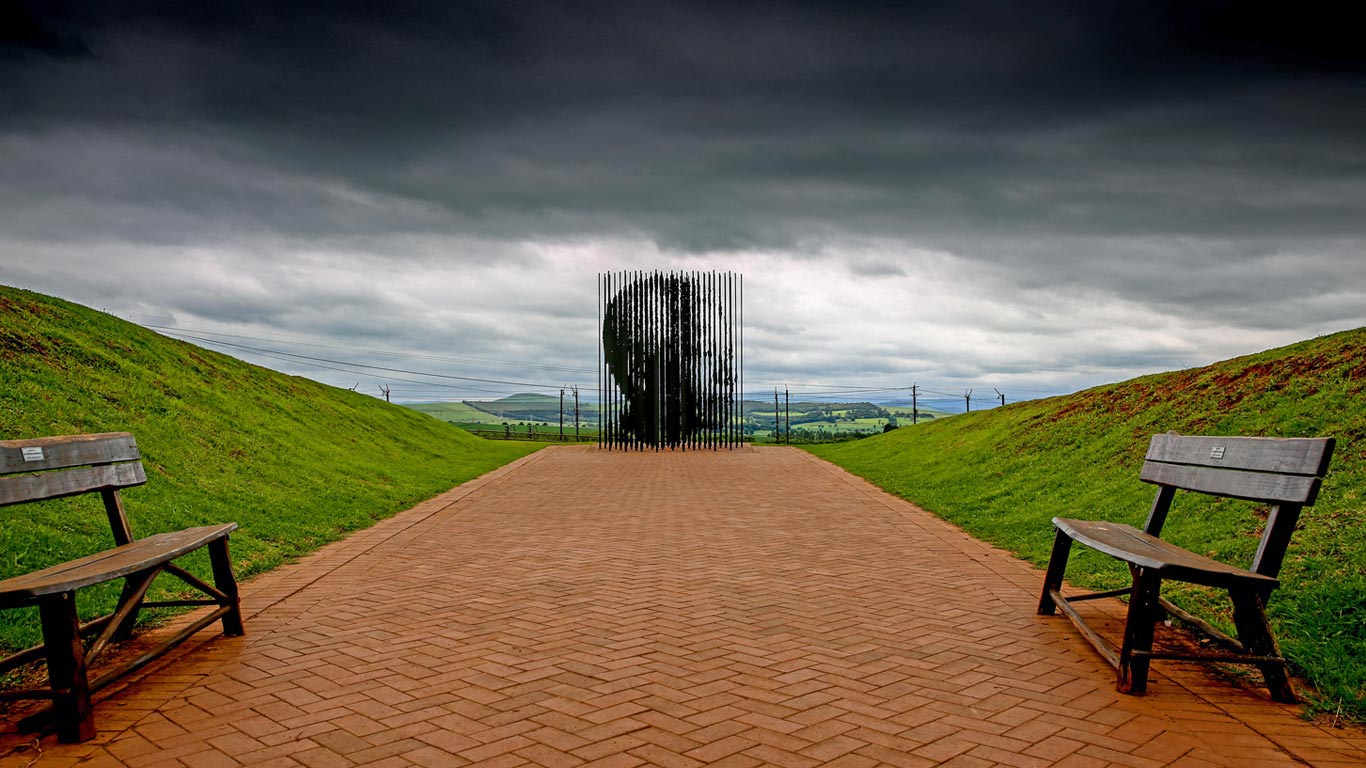 Nelson Mandela monument by artist Marco Cianfanelli near Howick, South Africa (© Andy Trevaskis/Alamy Stock Photo)(Bing United Kingdom)