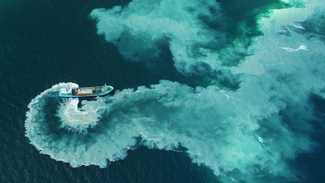 ｢浚渫船｣フランス, グレナン諸島沖 (© Andia/Latitude Stock)(Bing Japan)