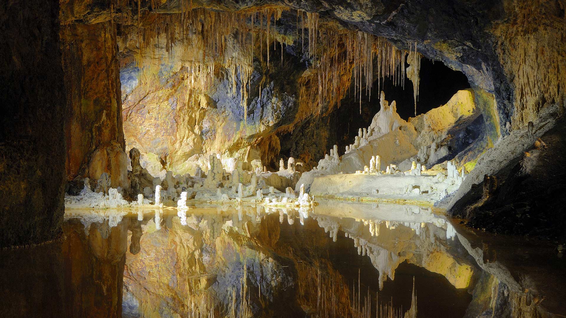 Der „Märchendom“ in den Saalfelder Feengrotten, Thüringen, Deutschland (© mit4711/iStock/Getty Images Plus)(Bing Deutschland)