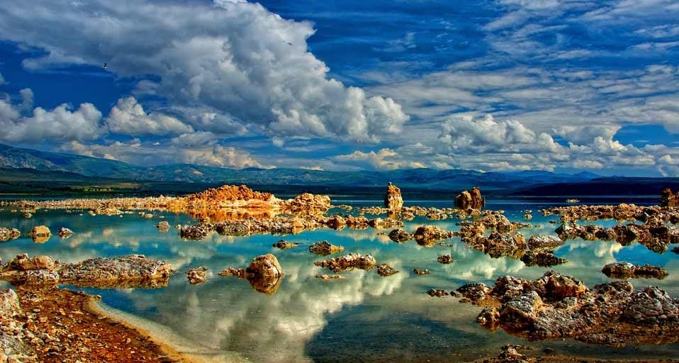 Mono Lake in Mono County, California, USA (© Bill Wright/Getty Images) &copy; (Bing United Kingdom)