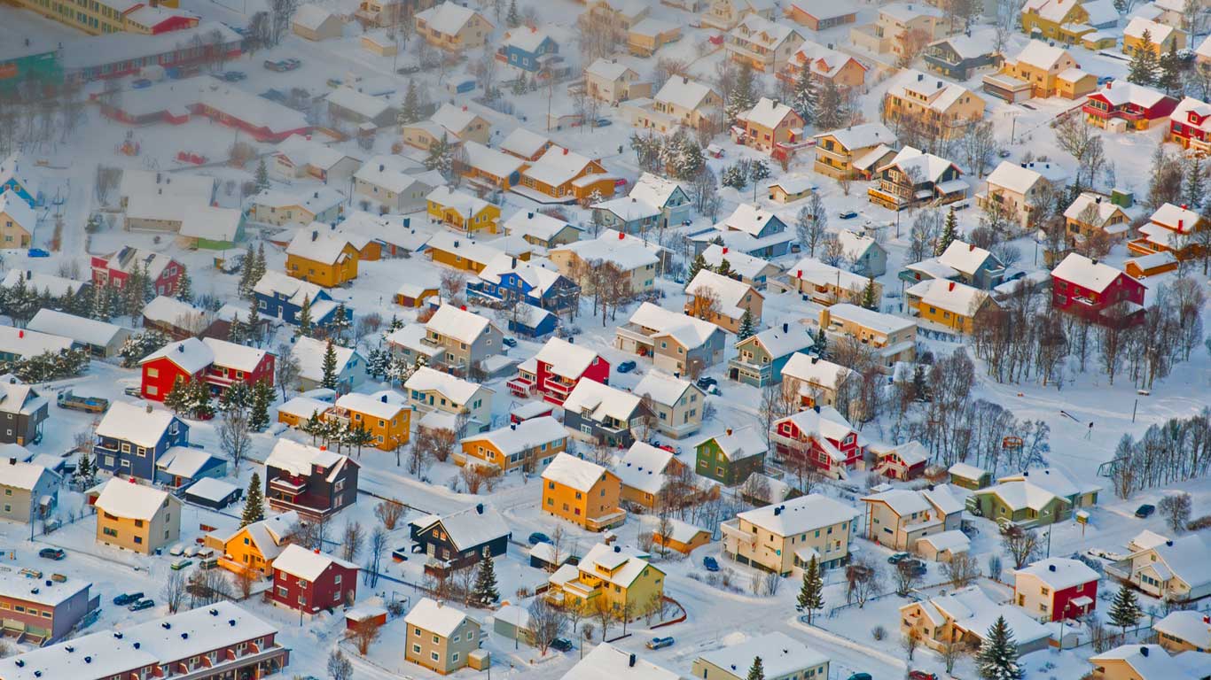 Colourful houses in Tromsø, Norway (© Tomasz Misiukiewicz/500px)(Bing Canada)