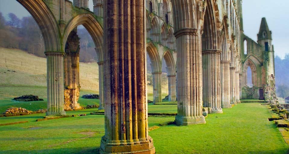 Rievaulx Abbey in Yorkshire, England (© Robert Cousins/Robert Harding/Plain Picture) &copy; (Bing United Kingdom)