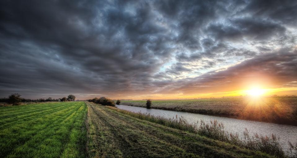 Sunrise over the Middle Level Main Drain, Wisbech, Cambridgeshire (@Tim Daniels/Loop Images) &copy; (Bing United Kingdom)