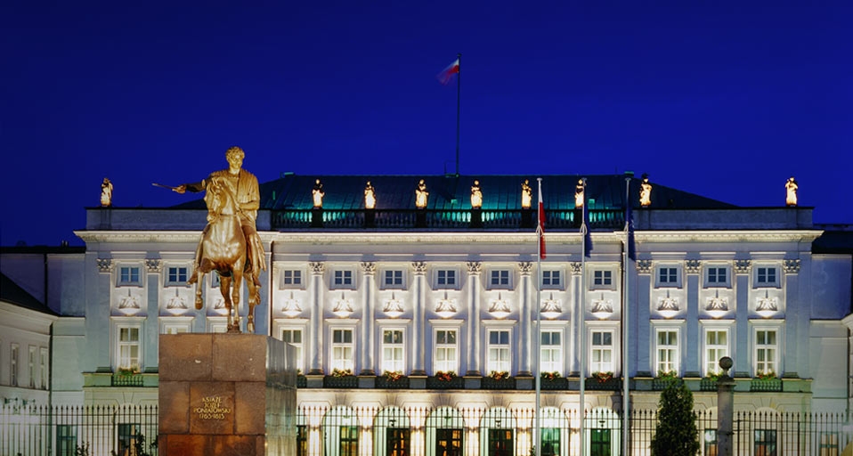 Der polnische Präsidentenpalast in Warschau mit dem Reitermonument von Prinz Jozef Poniatowski im Vordergrund.-- SIME/eStock Photo &copy; (Bing Germany)