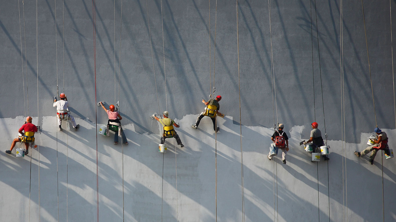 A painting crew puts on a fresh coat (© Ognian Medarov/500px)(Bing Canada)