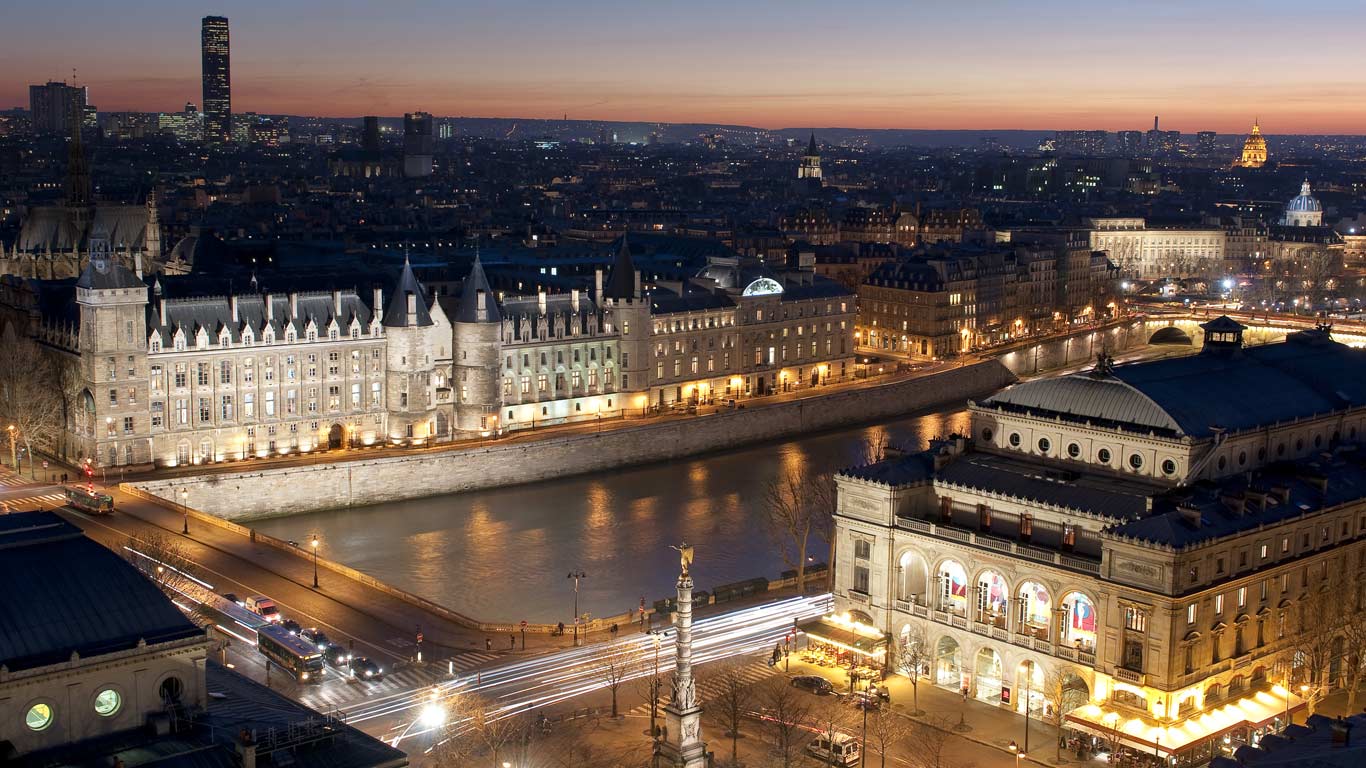 Vue générale au coucher du soleil de la Conciergerie, de la place et du théâtre du Châtelet, Paris, Île-de-France (© Arnaud Chicurel/Age fotostock)(Bing France)