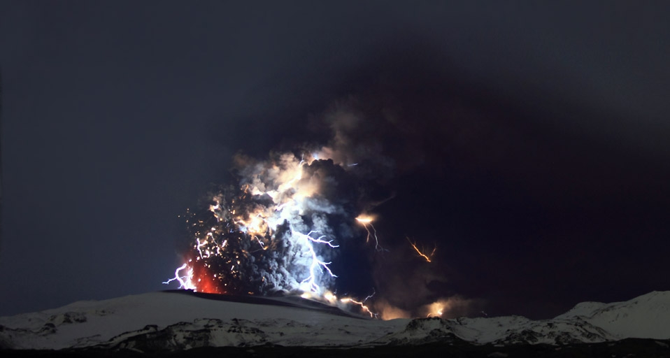 Von Blitzen erleuchtete Eruptionen des Vulkans Eyjafjallajökull auf dem gleichnamigen Gletscher, Island – Rakel Orvar Atli Thorge/Getty &copy; (Bing Germany)