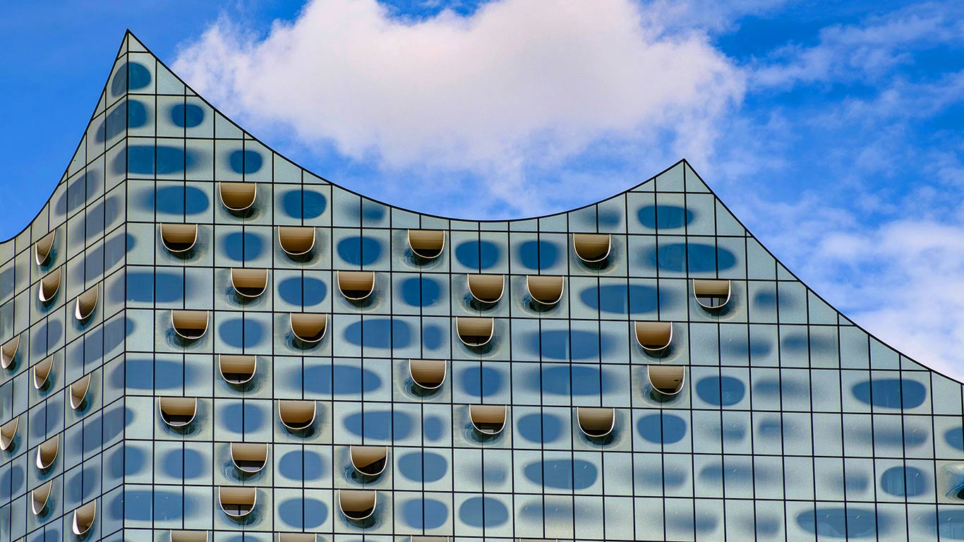 Glasfassade der Elbphilharmonie, Hamburg, Deutschland (© Iain Masterton/Alamy Stock Foto)(Bing Deutschland)