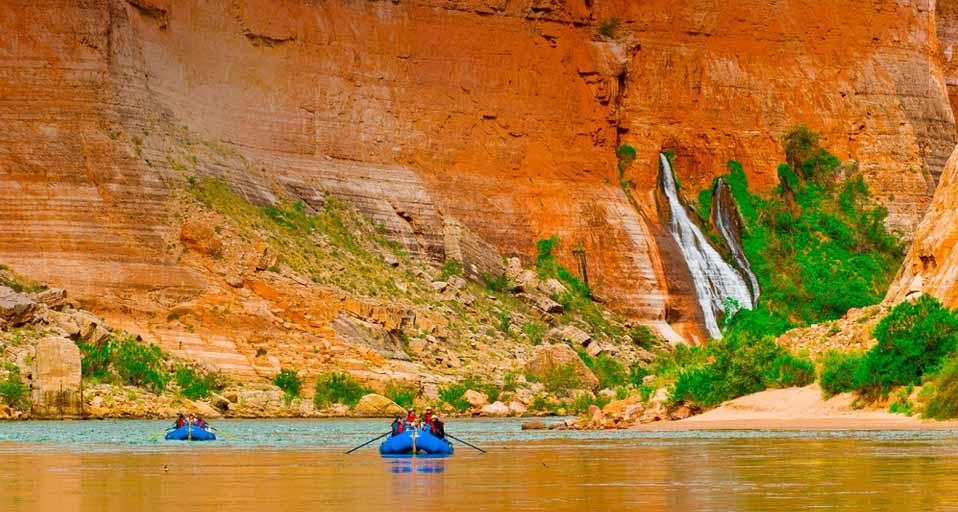 Whitewater rafting trip on the Colorado River in Marble Canyon, Grand Canyon National Park, Arizona, U.S.A. (© Blaine Harrington III/Alamy) &copy; (Bing Canada)
