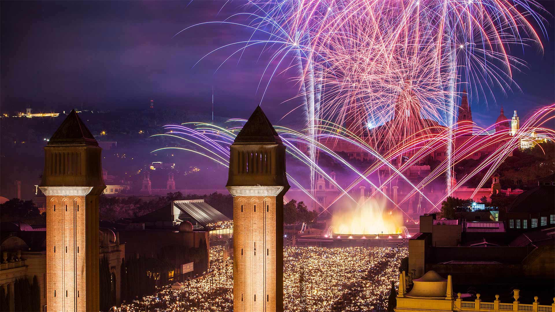 Feuerwerk während des La Mercè-Festivals in Barcelona, Spanien (© Lucas Vallecillos/age footstock)(Bing Deutschland)