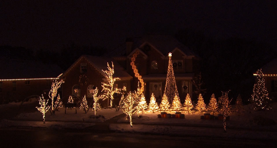 House with Christmas lights (© Artbeats/Rubberball) &copy; (Bing United Kingdom)