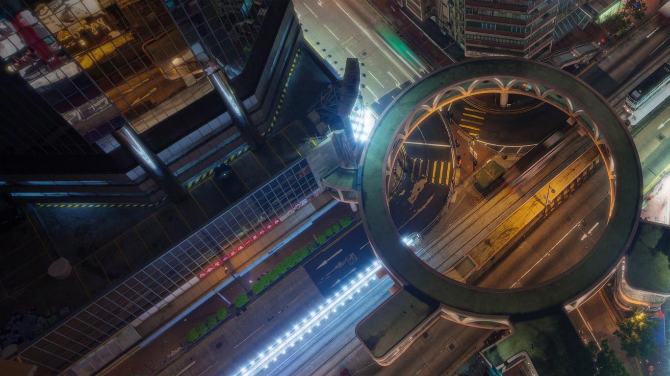 A pedestrian skyway in Hong Kong’s Wan Chai District, China (© timestock22/Nimia)(Bing Canada)