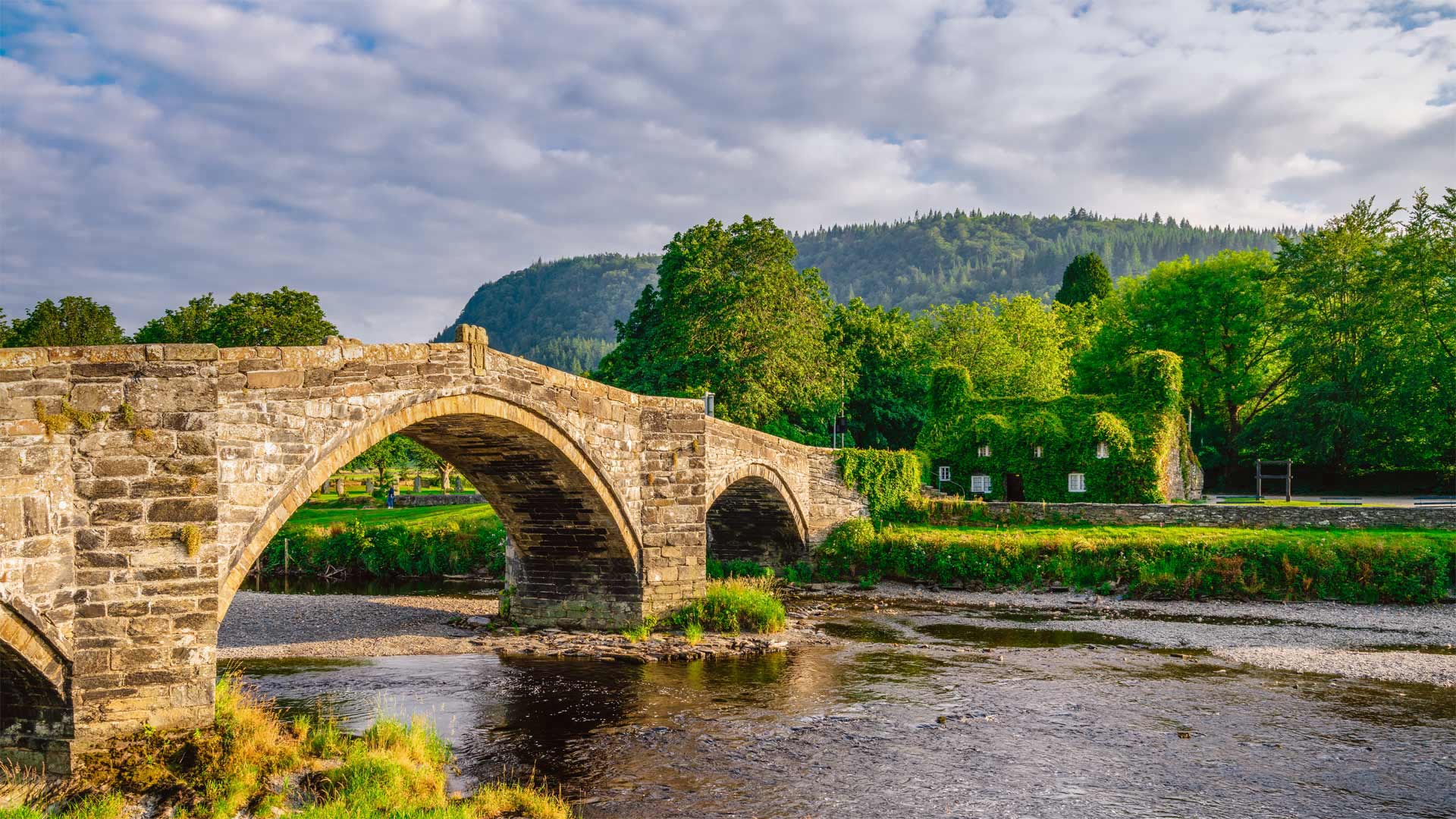 Pont Fawr and Tu Hwnt I’r Bont in Llanrwst (© Pajor Pawel/Shutterstock)(Bing United Kingdom)