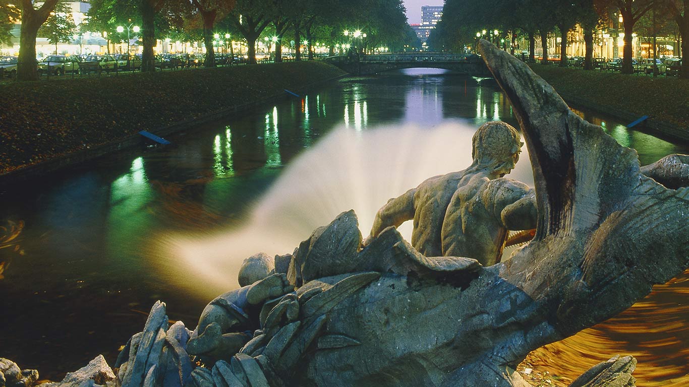 Tritonenbrunnen, Königsallee, Düsseldorf (© Bernd Kohlhas/Corbis)(Bing Deutschland)
