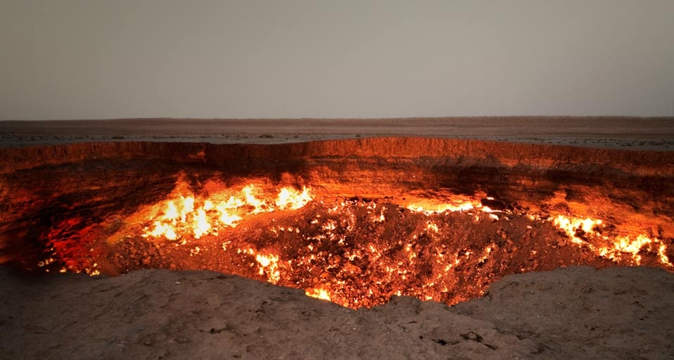 Das "Tor zur Hölle" bei Darvaza in der Karakum Wüste, Turkmenistan – Image Source/Superstock &copy; (Bing Germany)