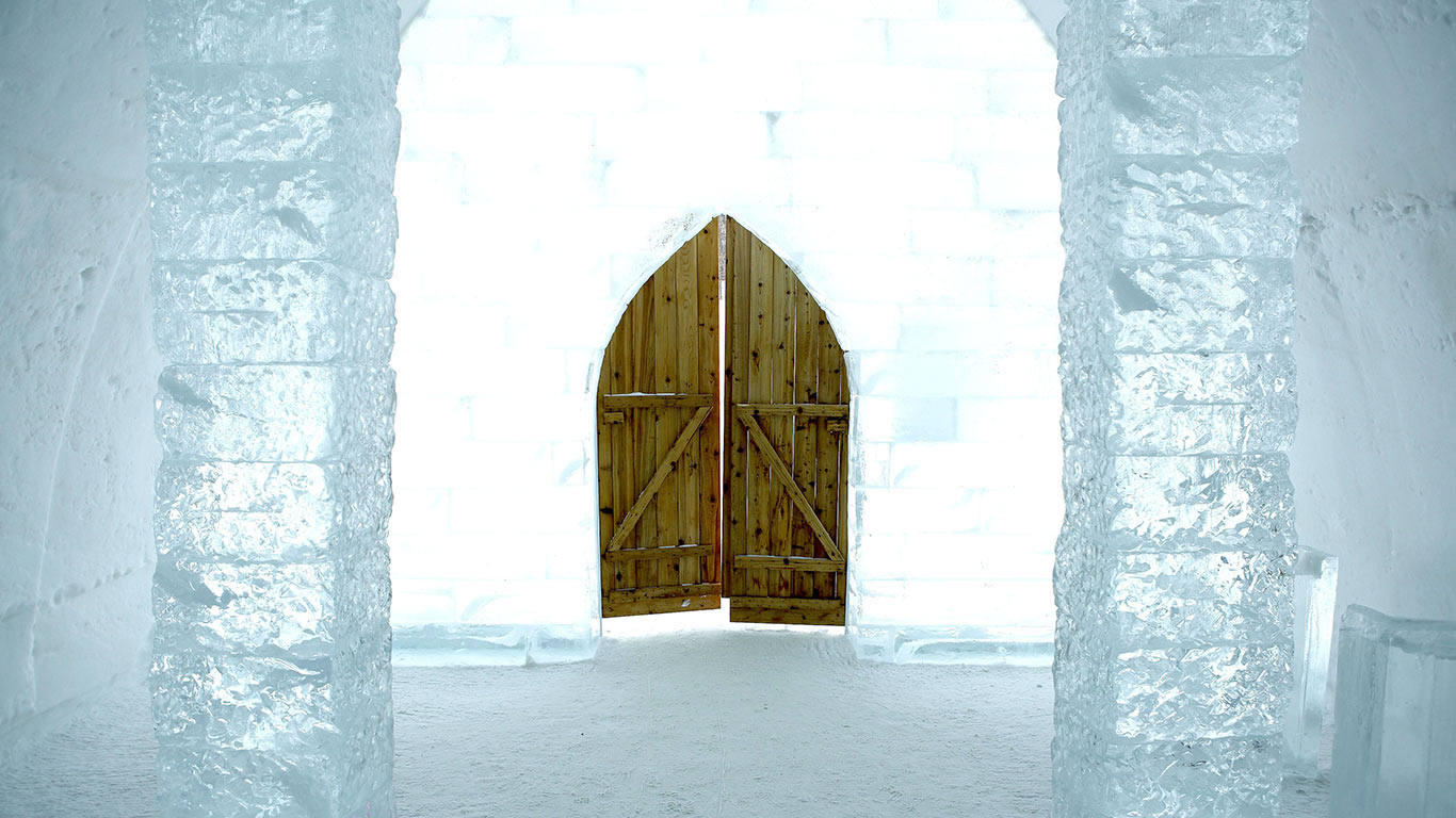 Ice hotel near Quebec City, Ste-Catherine-de-la-Jacques-Cartier, Quebec (© Roderick Chen/All Canada Photos Inc./age fotostock)(Bing Canada)