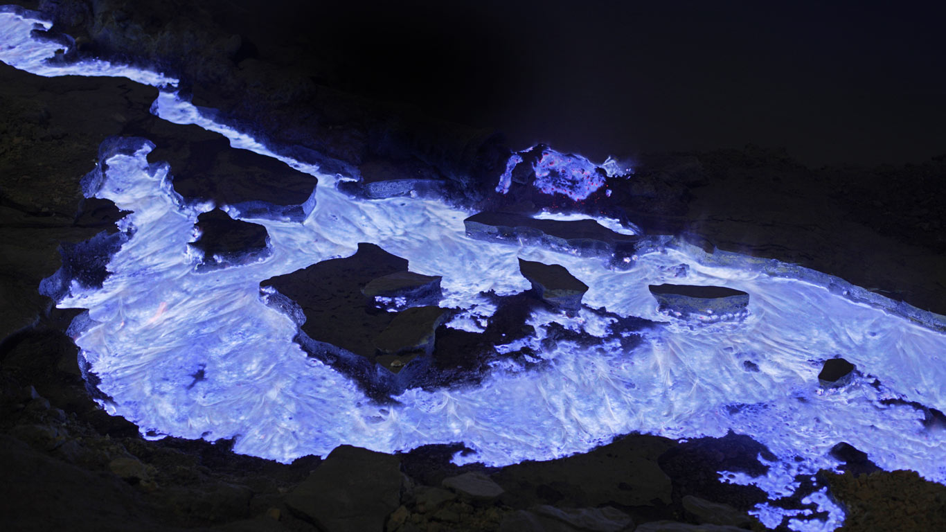 Flaming sulphur from Kawah Ijen volcano, Indonesia (© Martin Rietze/Alamy)(Bing United Kingdom)
