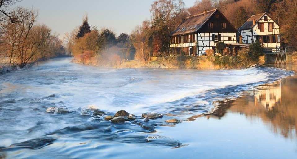 Wasserkraft wird an einer Mühle verwendet. Altes Fachwerkhaus an der Wupper, ehemalige Werkstatt eines Messerschleifers. (© Frank Lukasseck/Corbis) &copy; (Bing Germany)