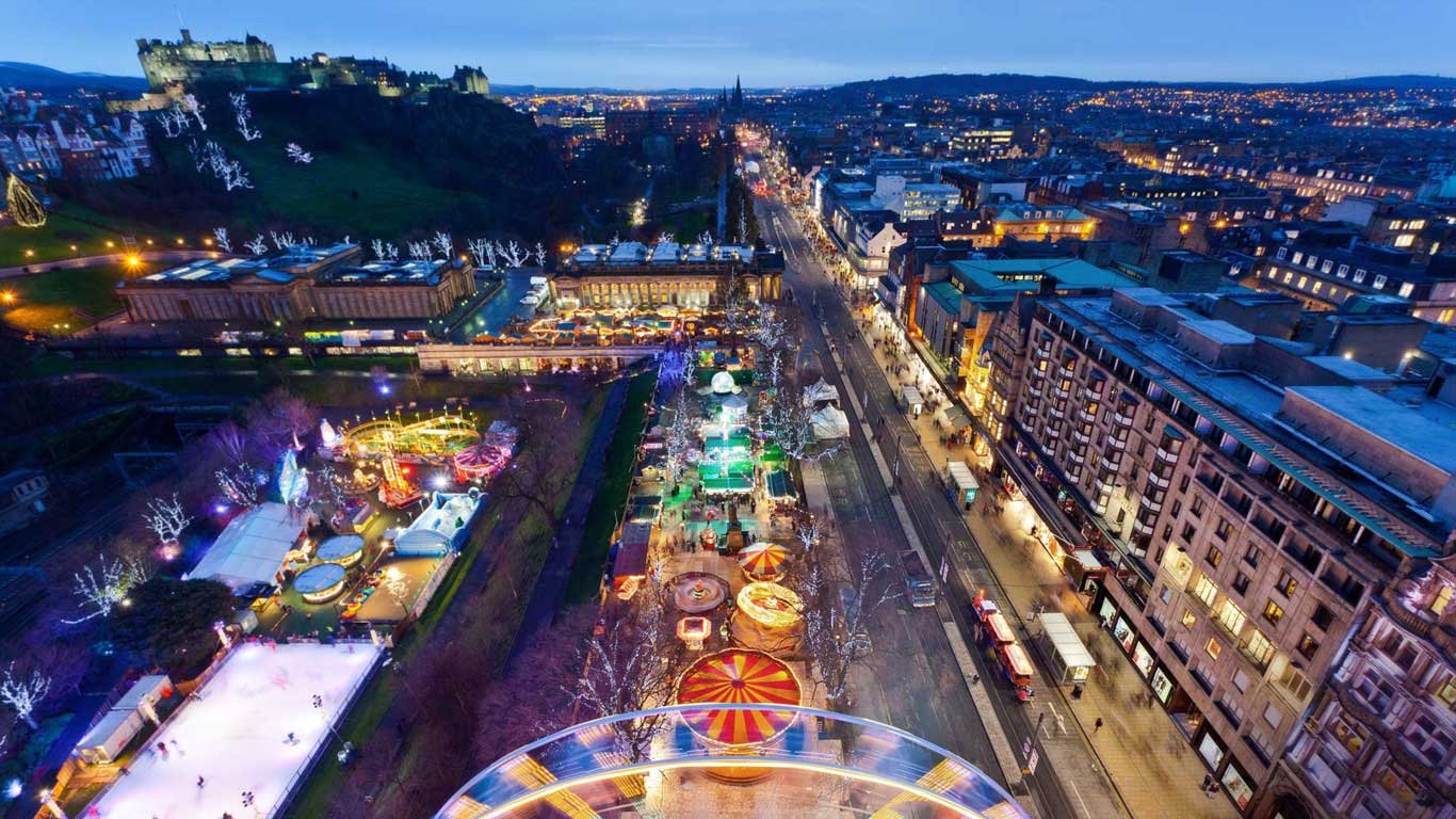Christmas market on Princes Street, Edinburgh (© Getty Images)(Bing United Kingdom)
