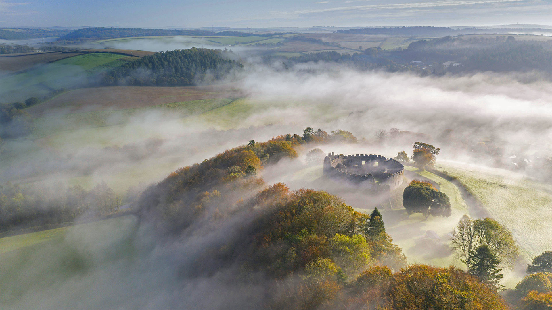 Autumn mist above Restormel Castle in Cornwall (© Robert Harding/Alamy)(Bing United Kingdom)