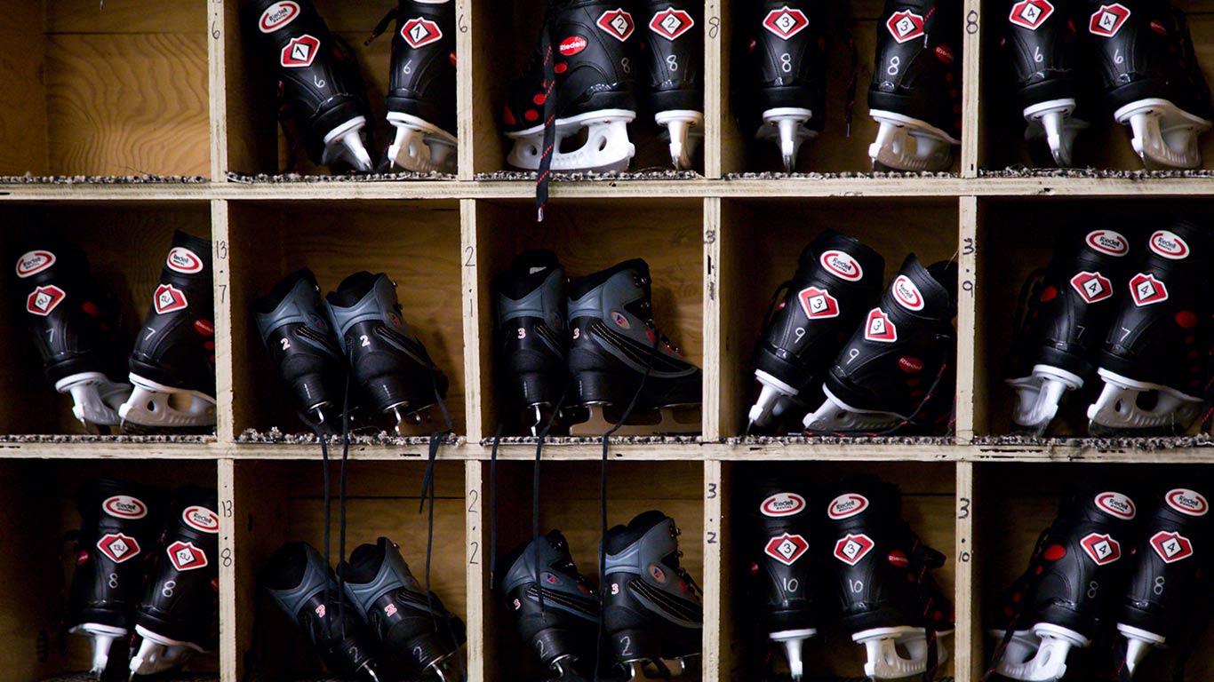 Ice skates in cubbies in Colorado (© Michelle Enfield/Alamy Stock Photo)(Bing Canada)