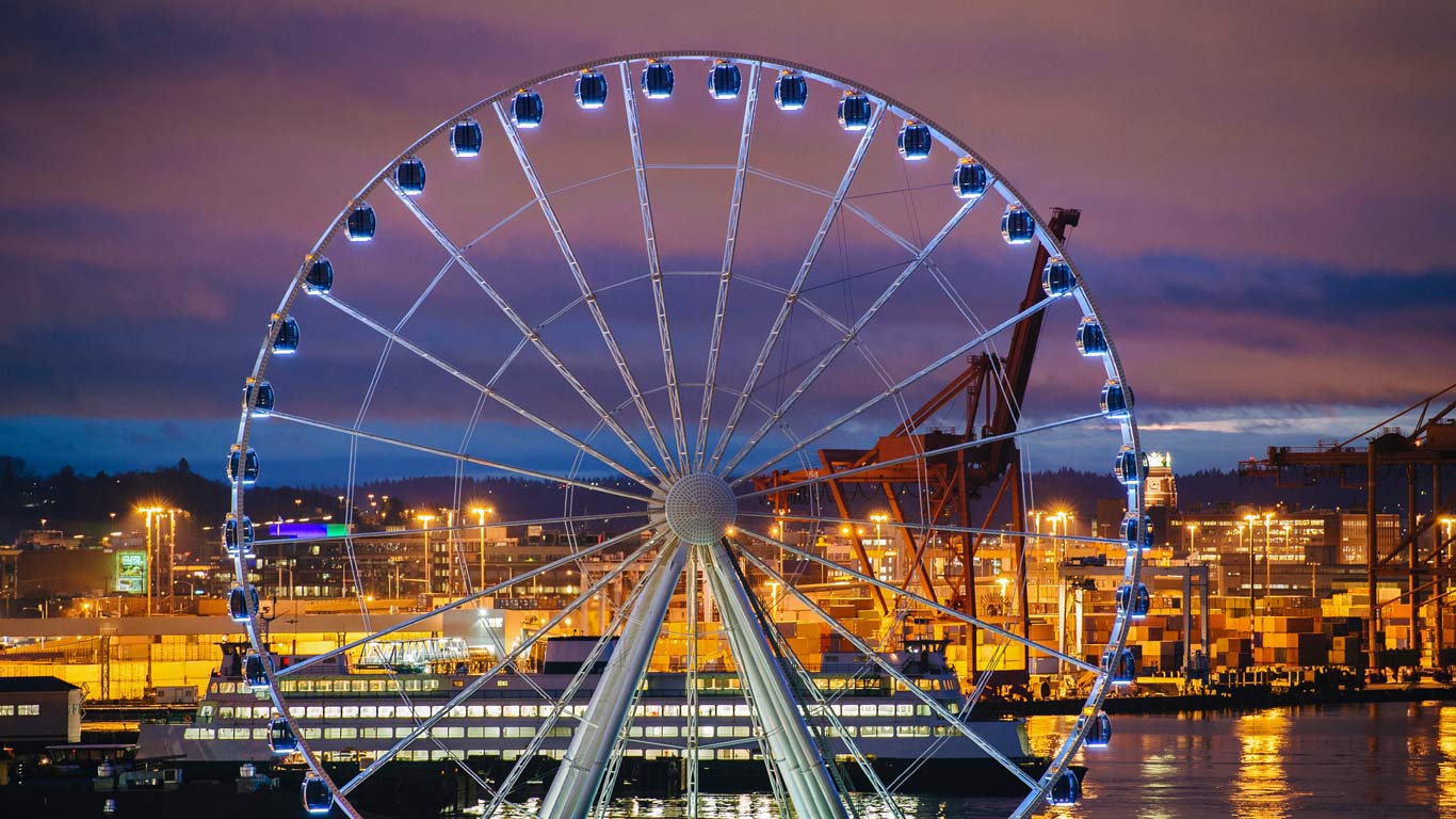 The Seattle Great Wheel in Seattle, Washington, USA (© Pete Saloutos/Image Source/Offset)(Bing United Kingdom)