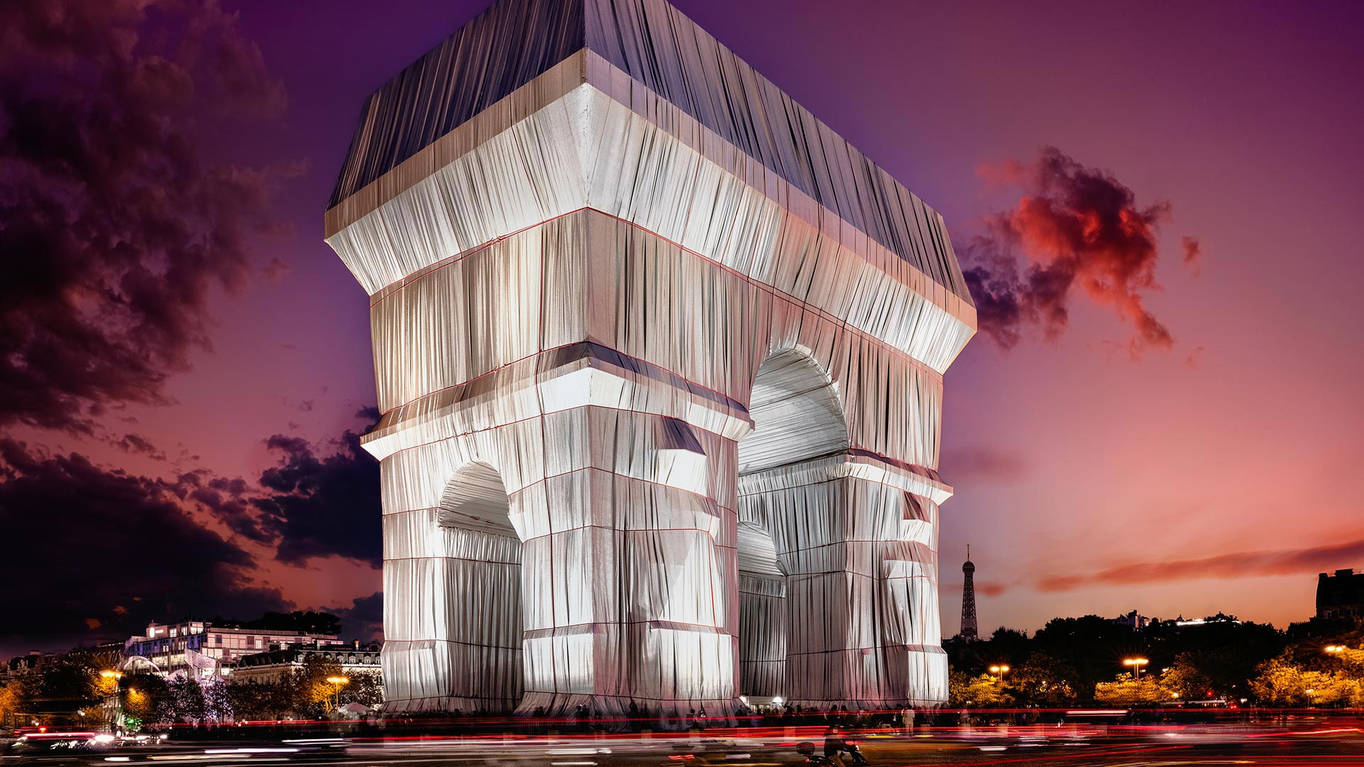 L’Arc de Triomphe emballé dans une installation artistique posthume réalisée par Christo et Jeanne-Claude le 24 septembre 2021 (© Bruno de HOGUES/Getty Images)(Bing France)