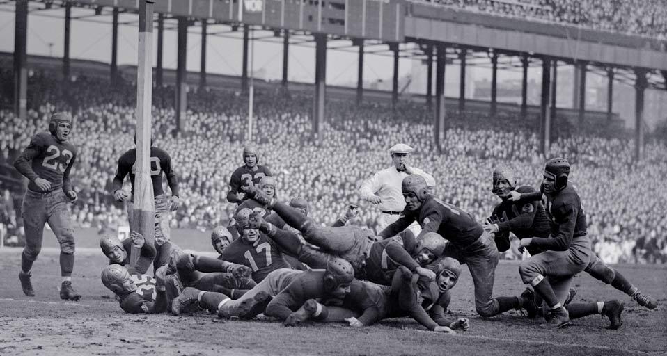 Historical photo of a 1937 football game between the Washington Redskins and the New York Giants at the Polo Grounds, New York City  (© Bettmann/Corbis) &copy; (Bing United States)