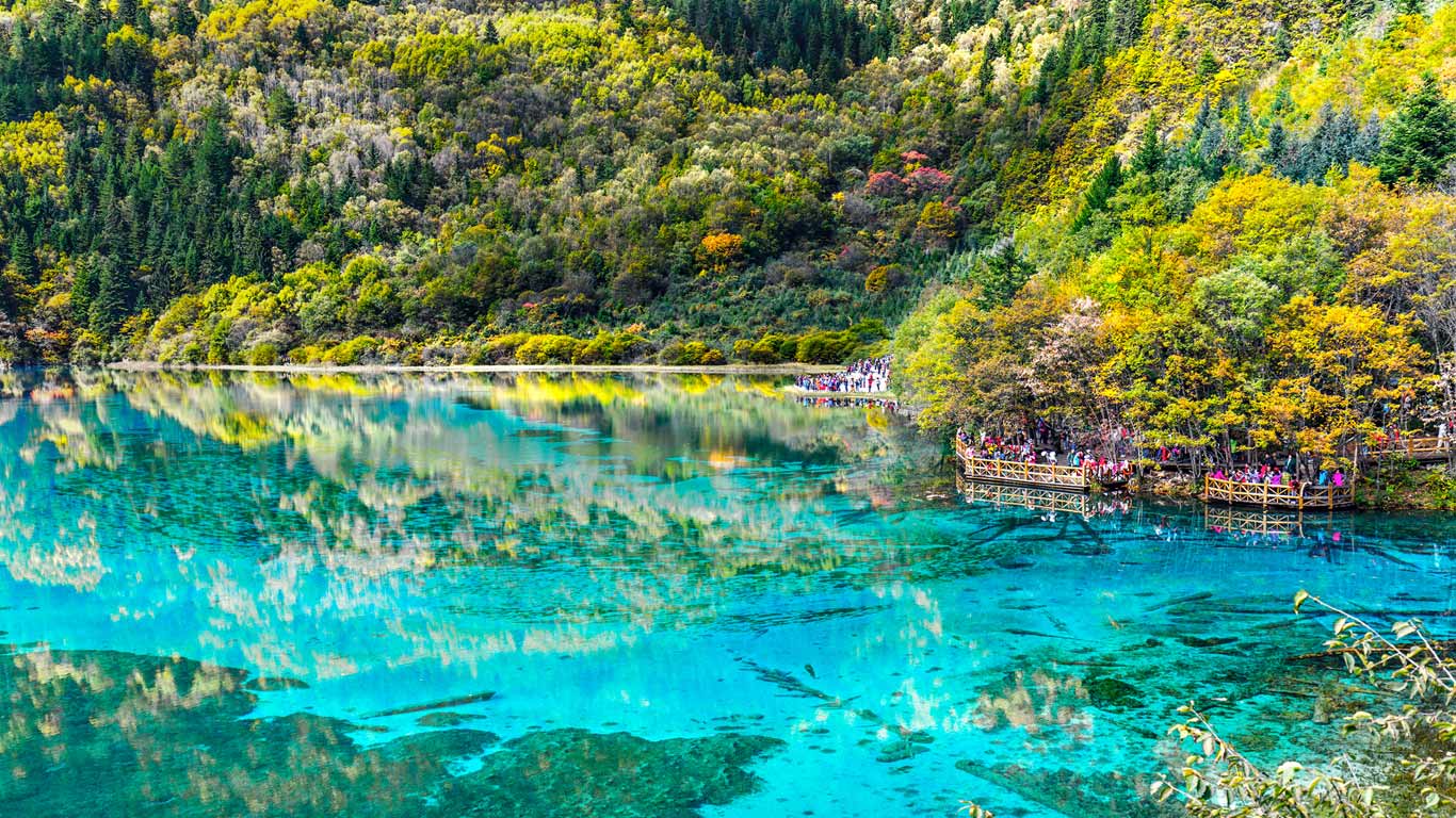 四川九寨沟，游人如织 (© Vadim Petrakov/Shutterstock)(Bing China)