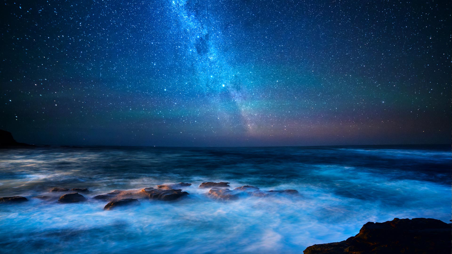 Blick von der Great Ocean Road auf die Bass-Straße und die Milchstraße, Bundesstaat Victoria, Australien (© idizimage/iStock/Getty Images Plus)(Bing Deutschland)